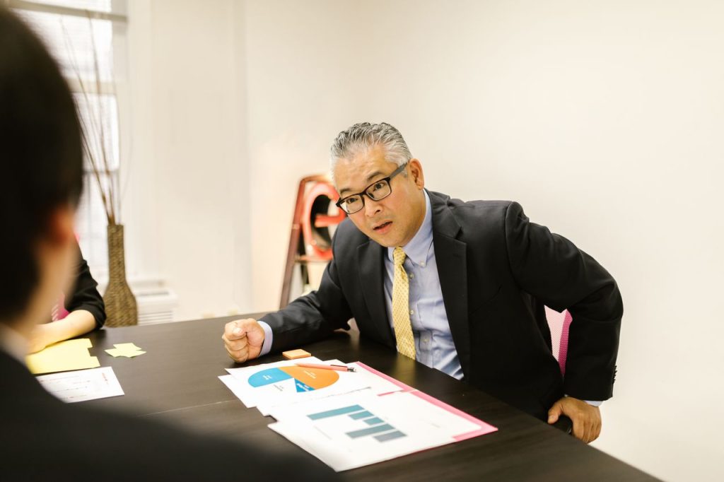 財務資料を確認する様子