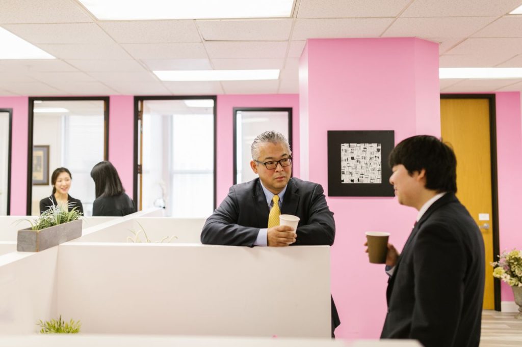 M&Aの条件について話す経営者と社員