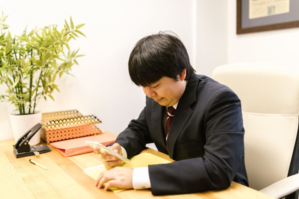 基本合意書の内容を確認する様子