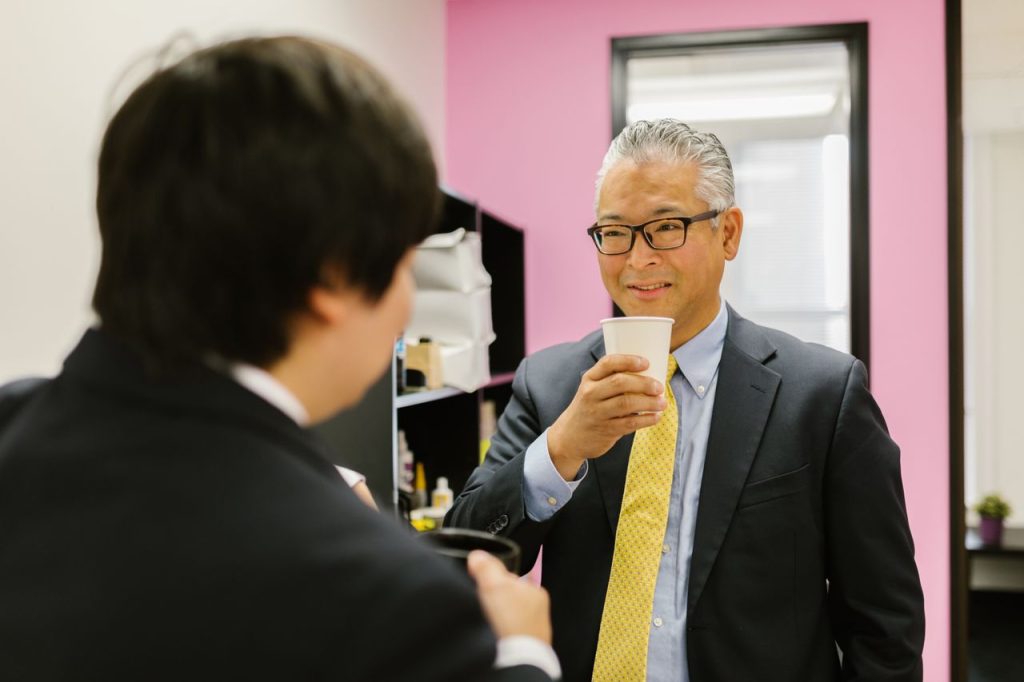 経営者同士で事業の今後を話す様子