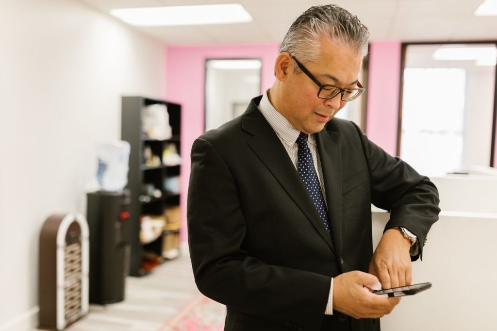 売却のスケジュールを確認する経営者