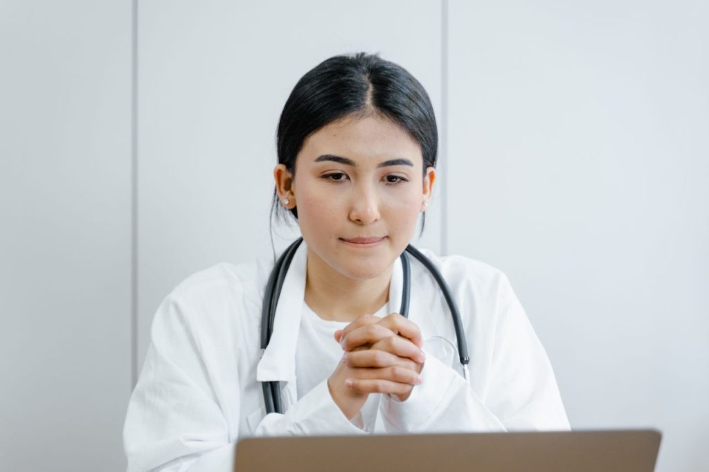 患者さんの記録を確認する医師