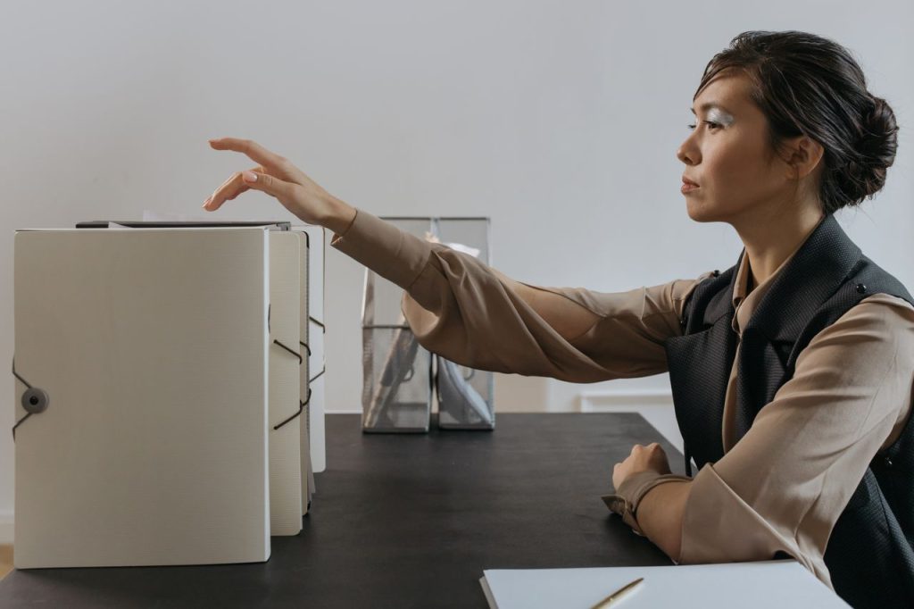 引き継ぐ事業の資料を整理する担当者