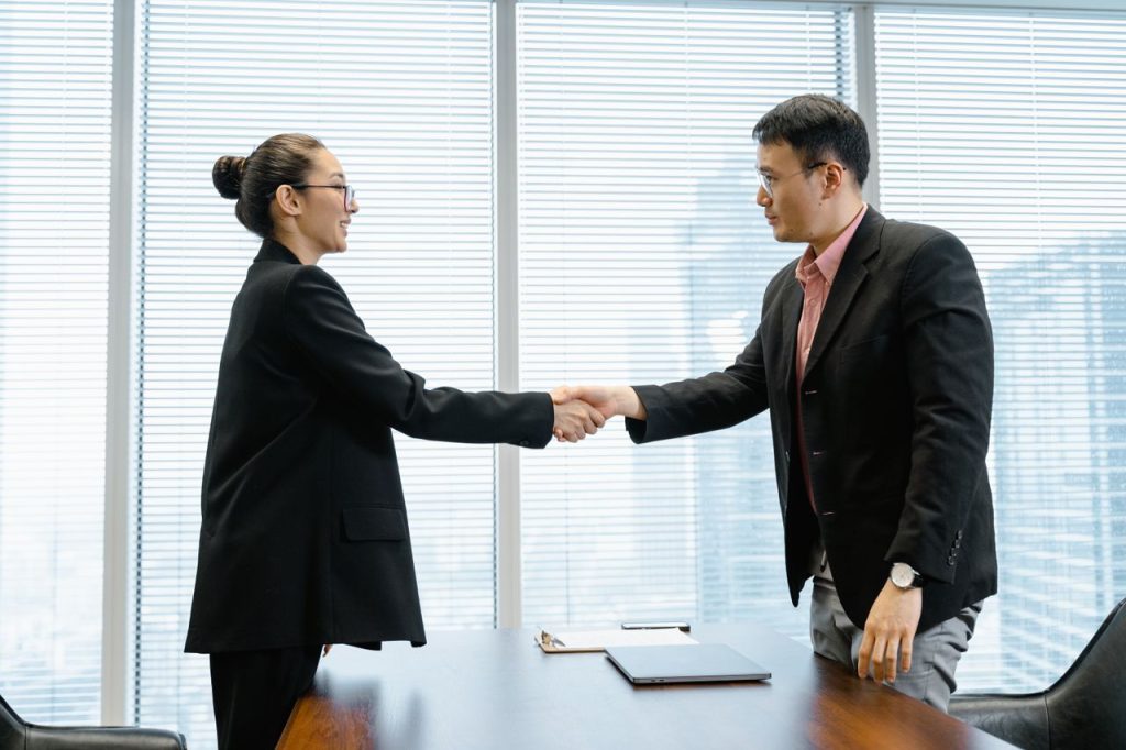仲介会社と契約を交わす経営者