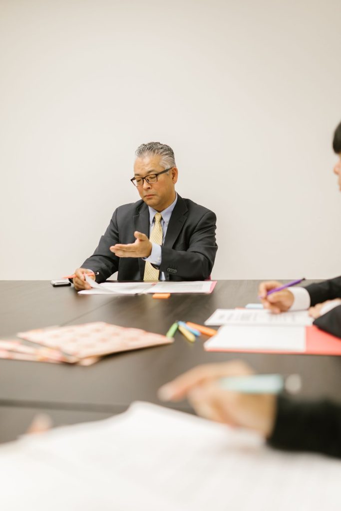 会社の強みを説明する経営者