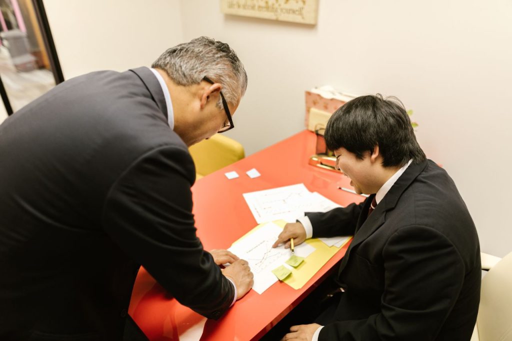 引き渡しの手続きを話し合う担当者
