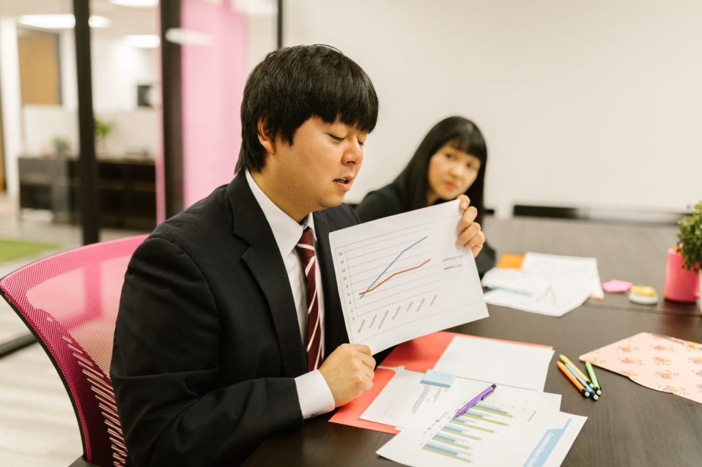 交渉の進め方を打ち合わせる様子