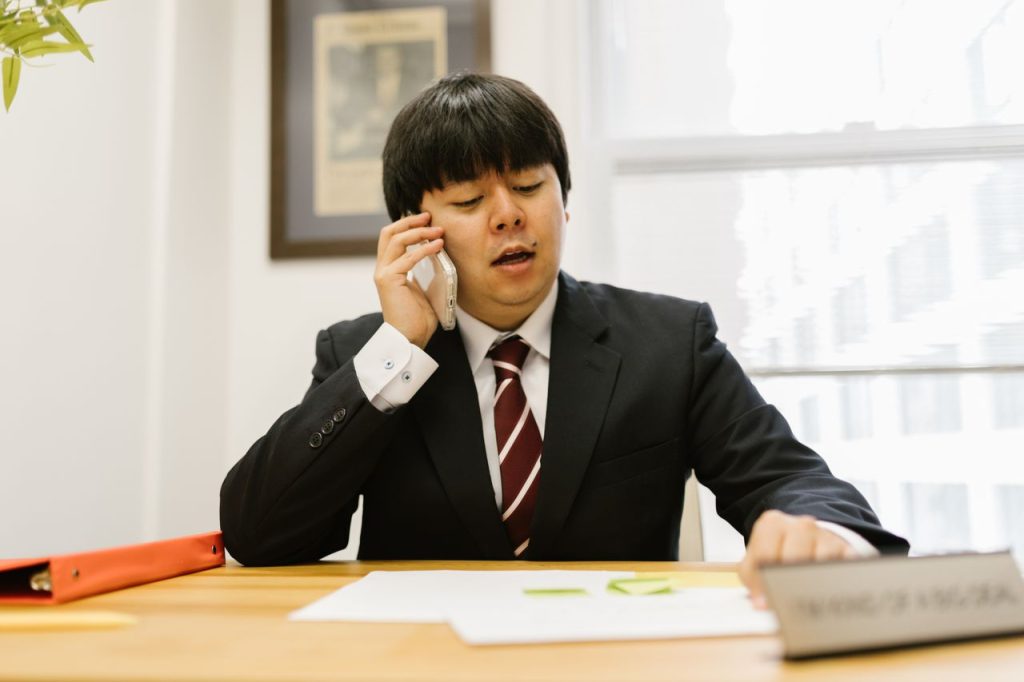 M&Aの情報の扱いについて連絡をとる様子