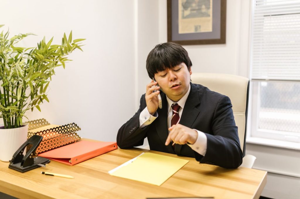 情報開示の進め方を相談する様子