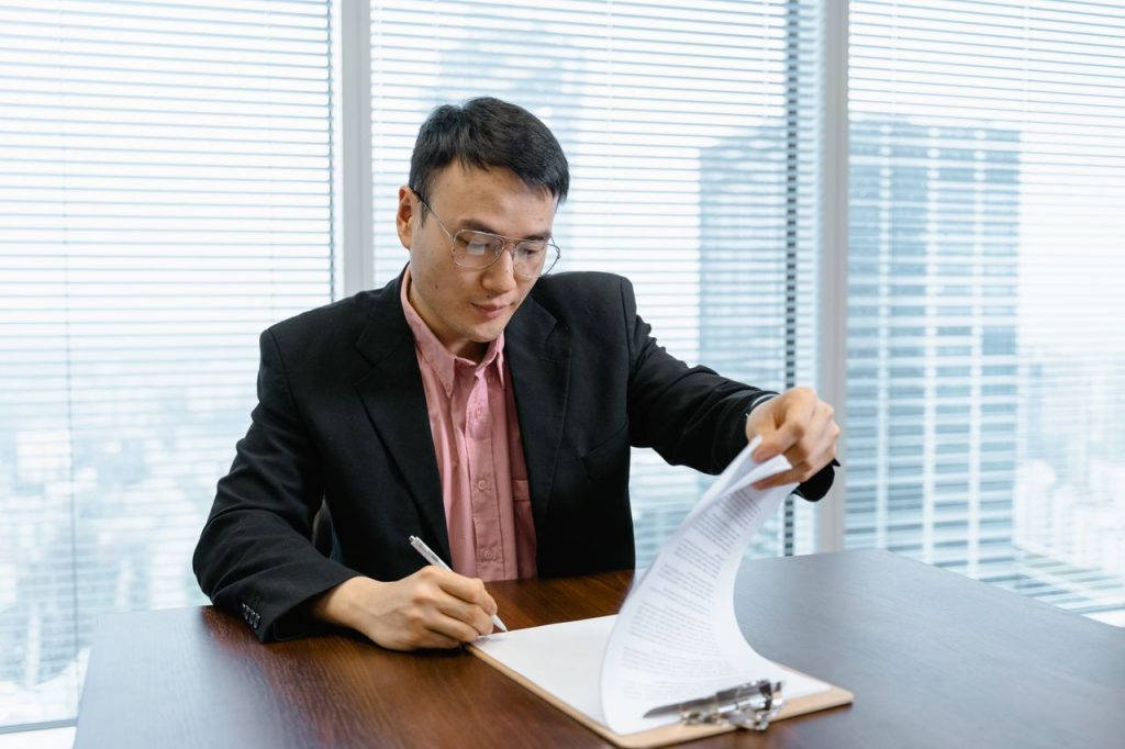 契約の条件を確認する経営者