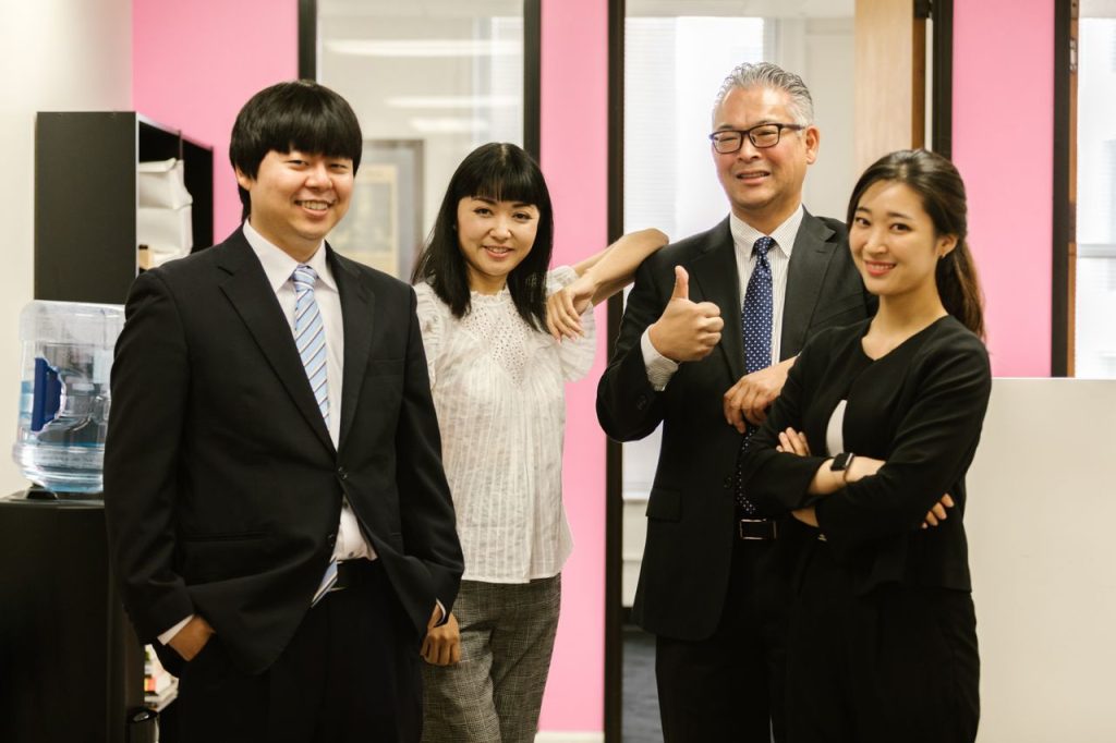 交渉相手を決めて前向きに進む社員たち