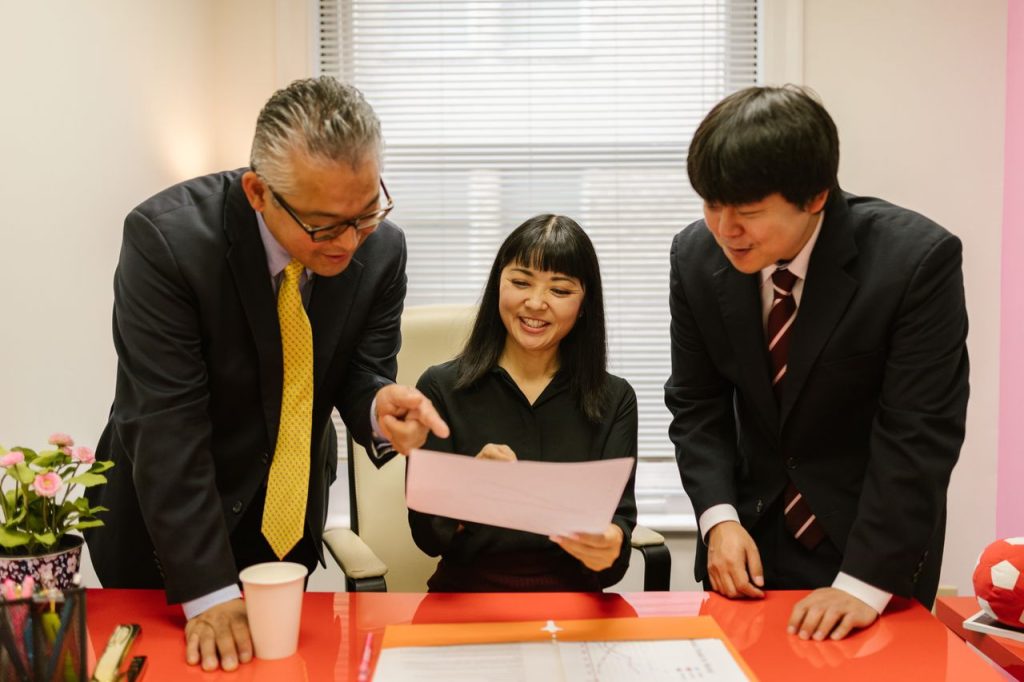 個人保証の扱いについて話し合う経営者と社員