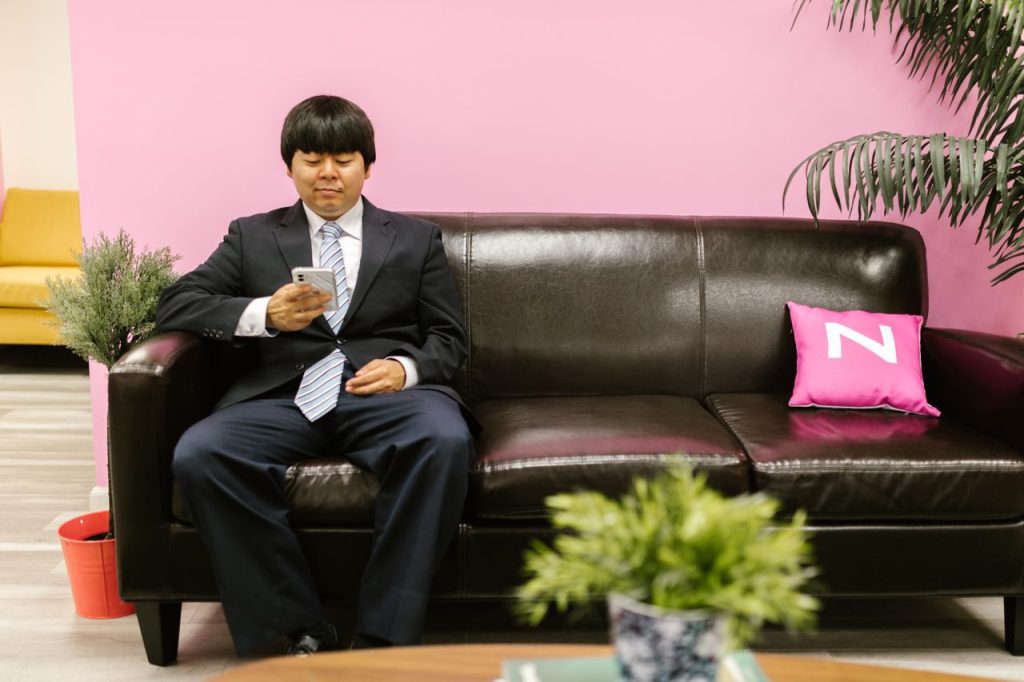 仲介会社と資料の内容を確認する経営者