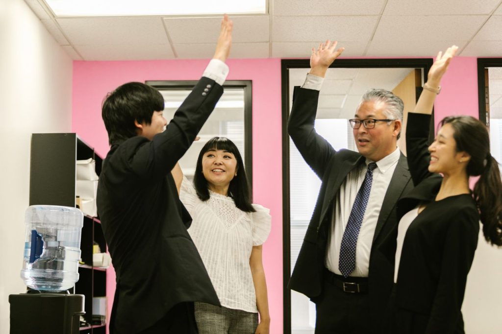買手候補が見つかり喜ぶ社員たち