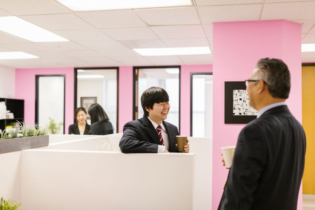 社員と話す経営者