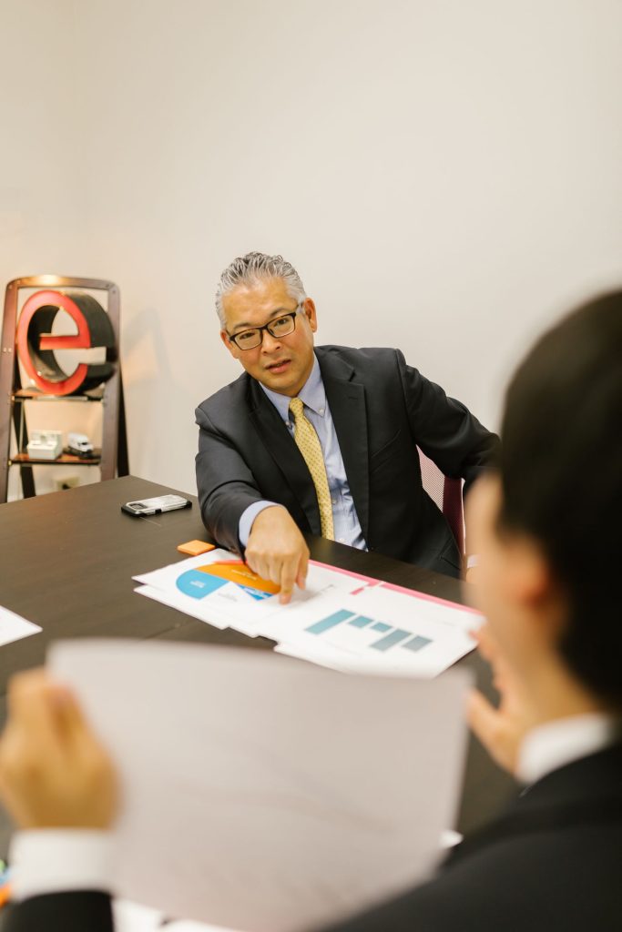 株式の整理について相談する経営者