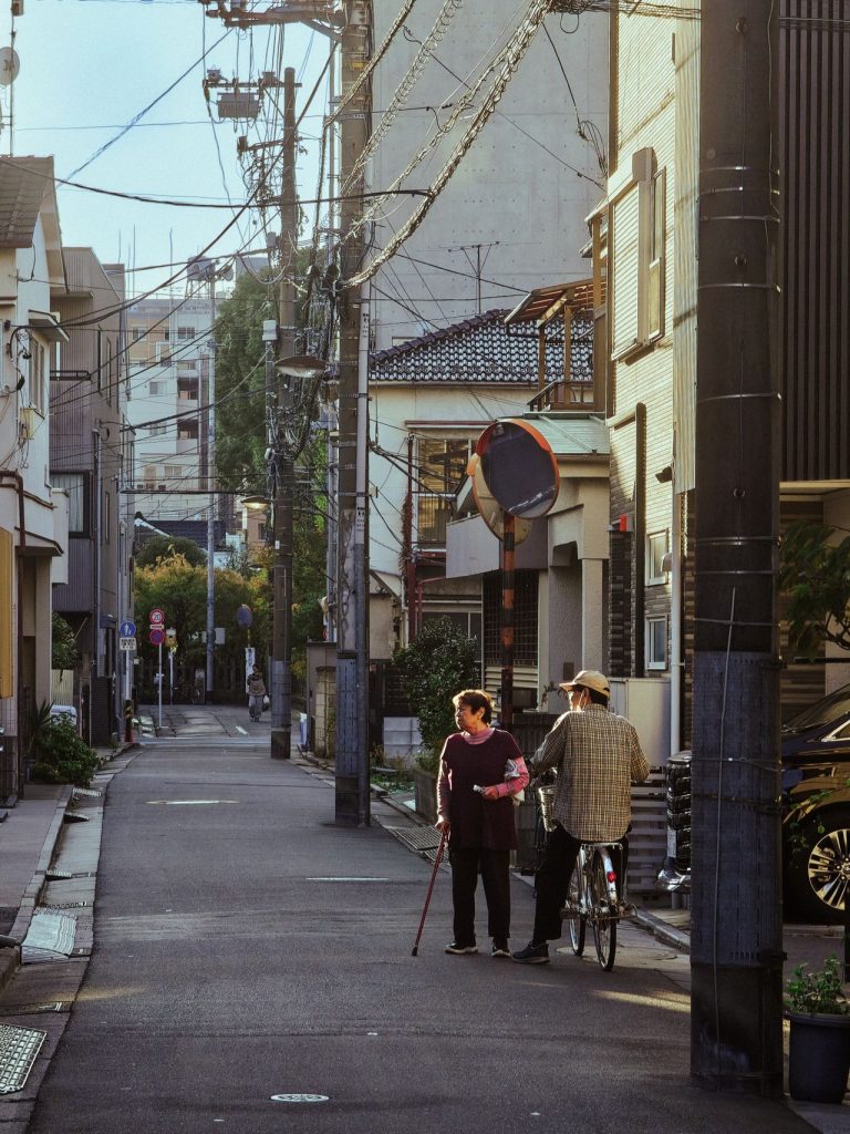 住み慣れた街で暮らす高齢者
