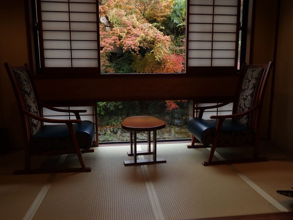 お客様を迎える旅館の客室