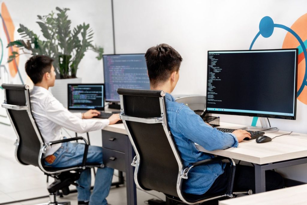 IT企業のオフィスで働く社員