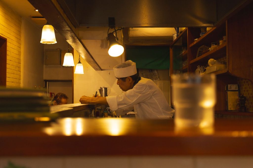 飲食店の売却はどう進める？事業譲渡と居抜き売却の違い、高く売るためのポイントを解説
