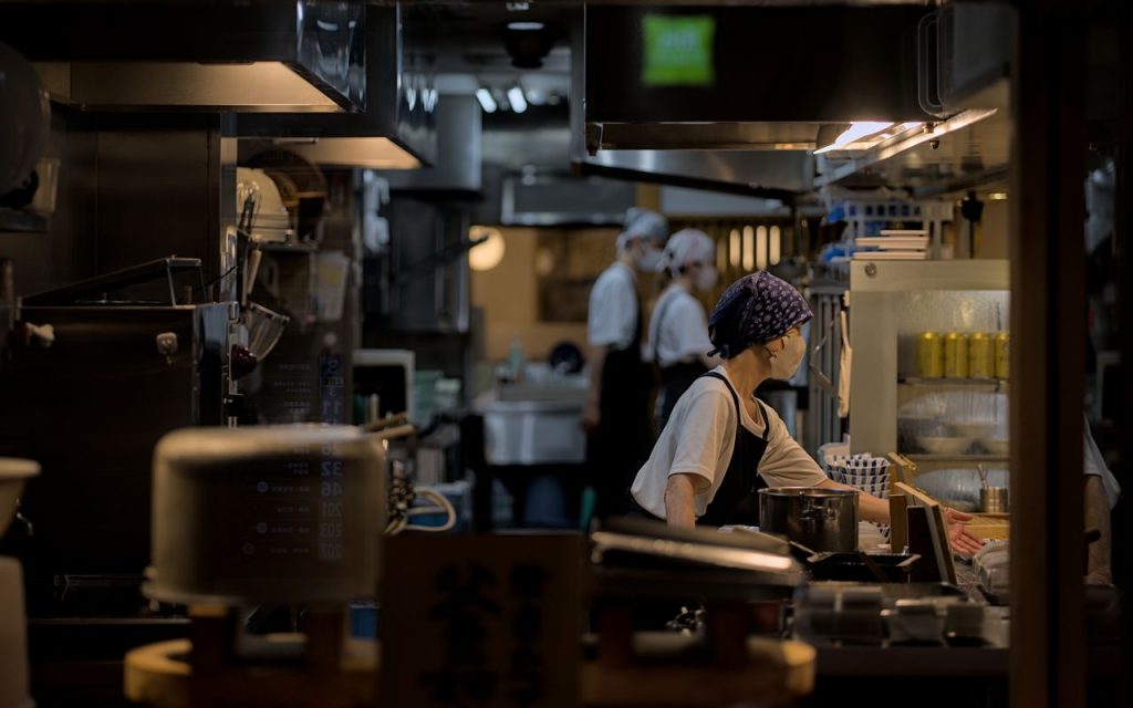 厨房で働く飲食店のスタッフ