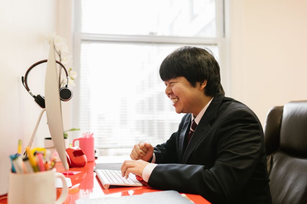 会社の強みを整理する経営者