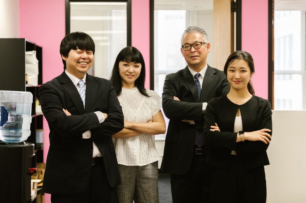 新しい体制で再出発する社員たち