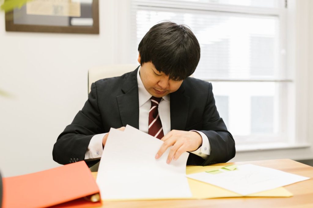 契約書の条項を確認する様子