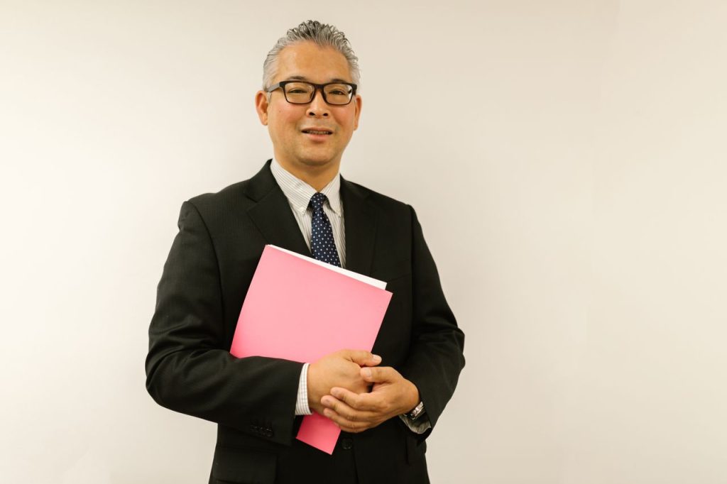 契約の締結を終えた経営者