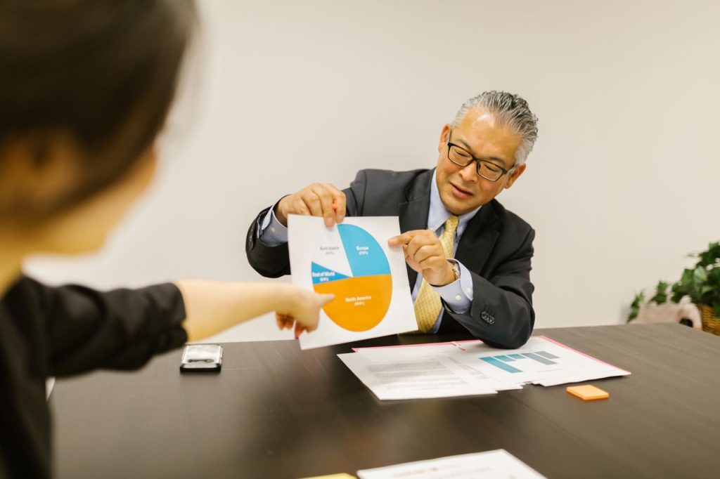 税理士と売却後の税金について相談する様子