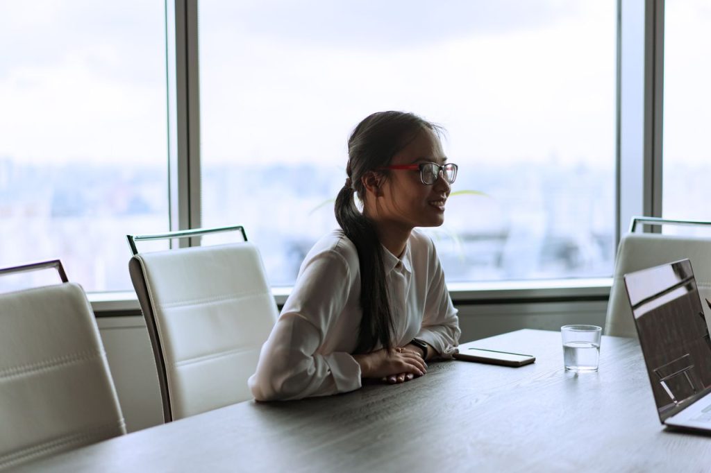仲介会社との打ち合わせに臨む様子