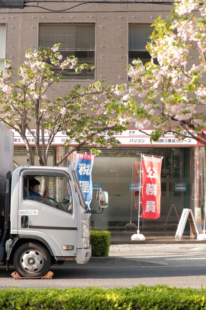 街を走る運送会社のトラック