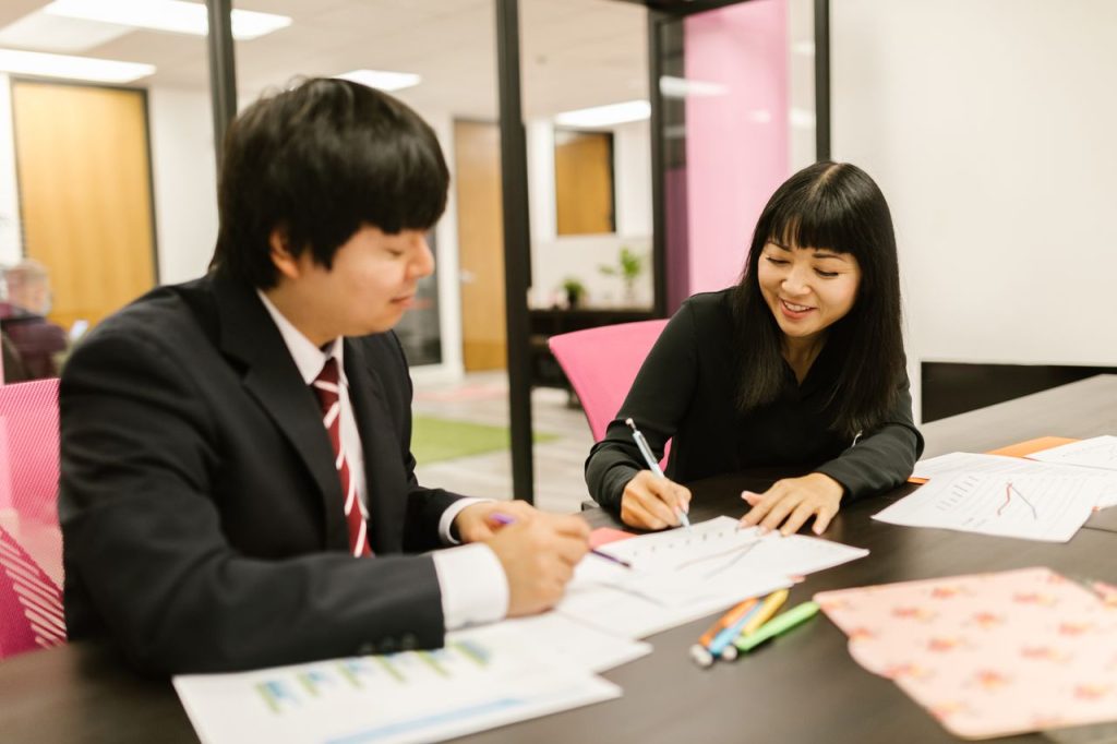 新しい体制での業務の進め方を話し合う様子