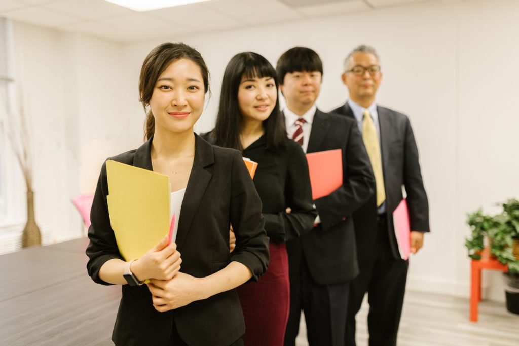 新しい体制で働く社員たち
