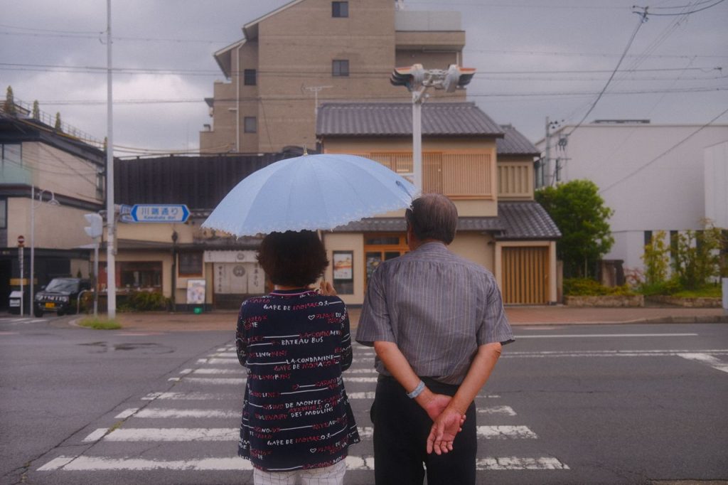引退後の暮らしを考える夫婦