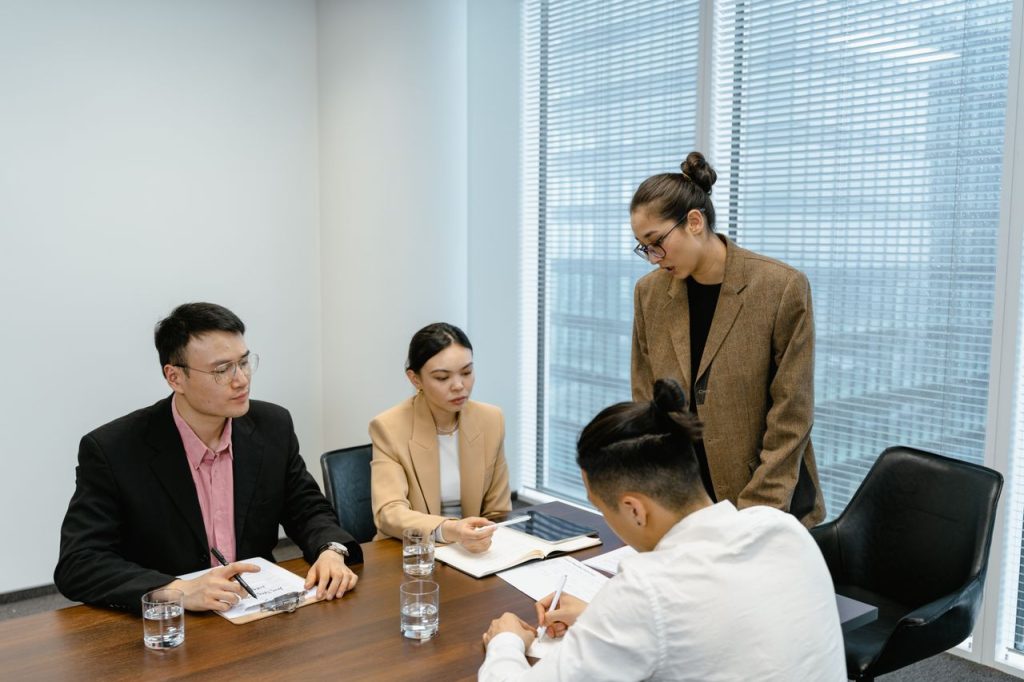 会社の将来について話し合うチーム
