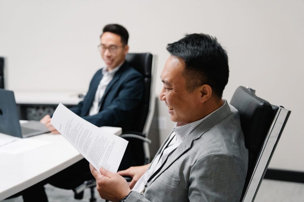 売却の進め方について相談する様子