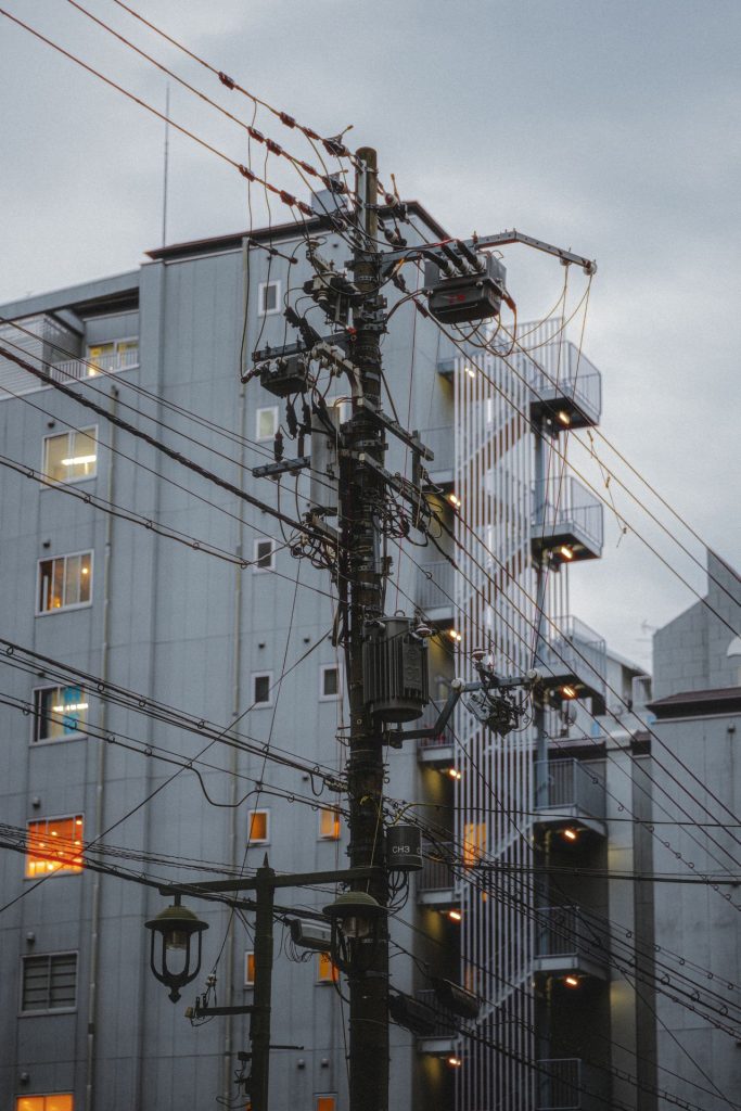 街の電気の設備を守る仕事