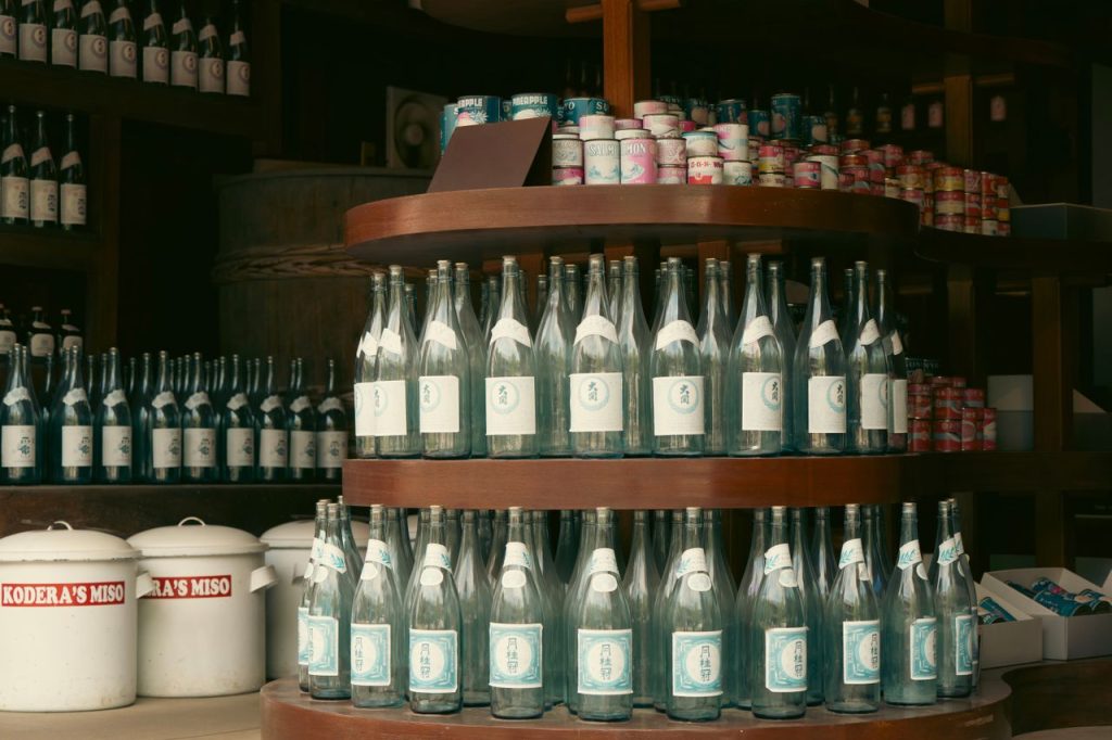酒屋の店先に並ぶお酒