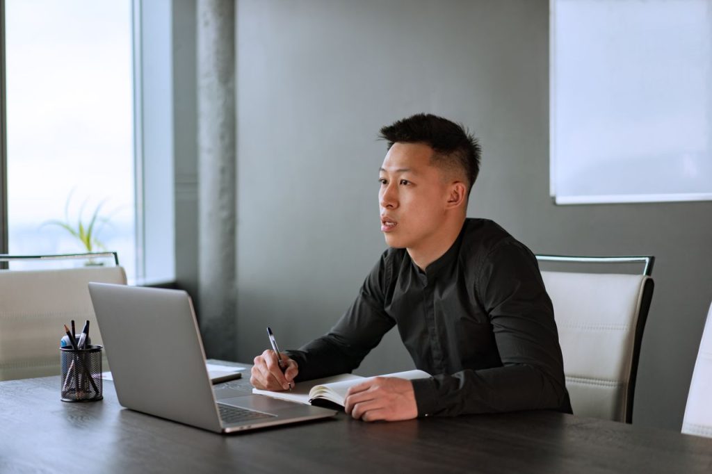 用語を整理しながら売却を検討する経営者
